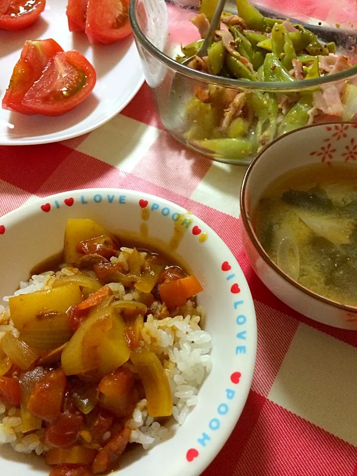 晩ご飯…冷やしトマト、スナップエンドウとベーコンの粒マスタード和え、トマトカレー、根芋の味噌汁…だけ^^;|hanakoさん