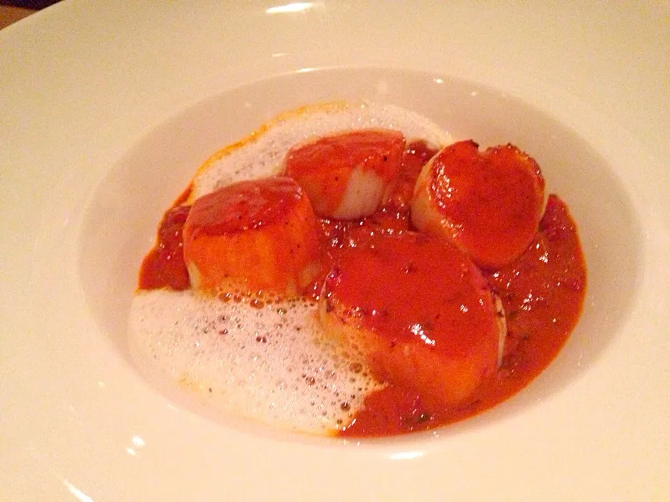 USA scallops served with Piperade and lobster emulsion|Obeoom Jumsai Na Ayudhyaさん