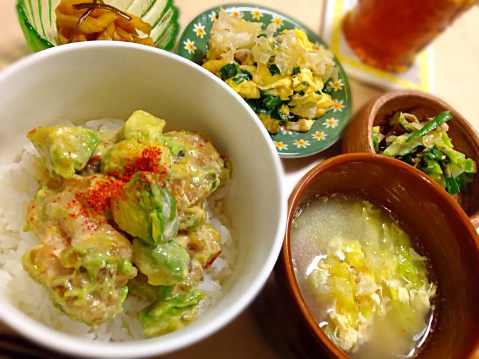 鶏とアボカドのチリマヨ丼|林愛さん