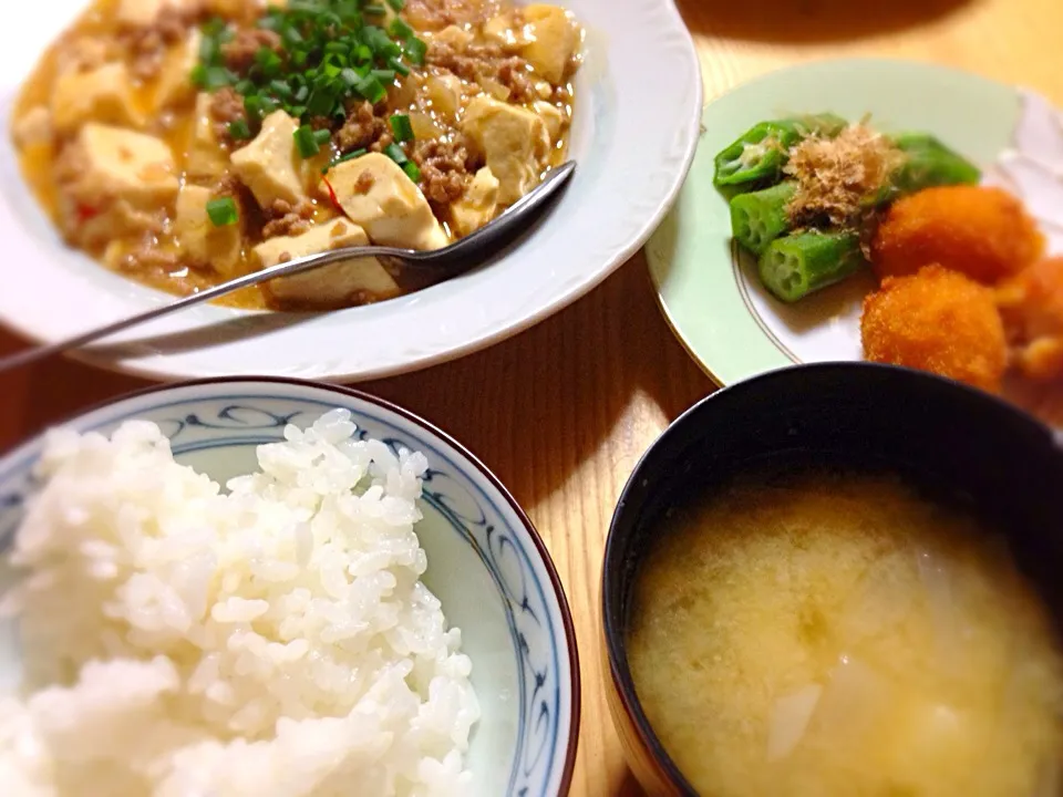 今日の晩ご飯は、和風麻婆豆腐、オクラのおひたし、うずら卵フライ、大根の味噌汁。|ゆえさん