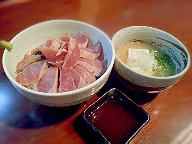 マグロの漬け丼&島豆富入り魚汁|いちどぅしさん