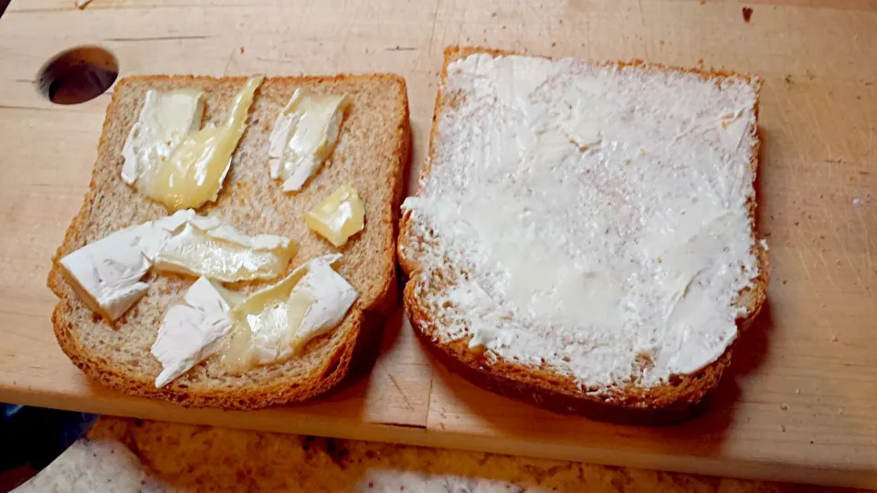 Wheat bread with Brie Cheese and Cream Cheese.|Skyさん