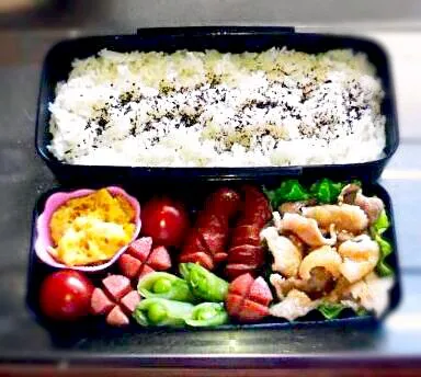 Snapdishの料理写真:彼　お弁当♡スクランブルエッグ、ミニトマト、ウインナー、スナップえんどう、豚しゃぶ(マヨ＆焼き肉タレ味)(*'▽'*)|ｅｒｉさん