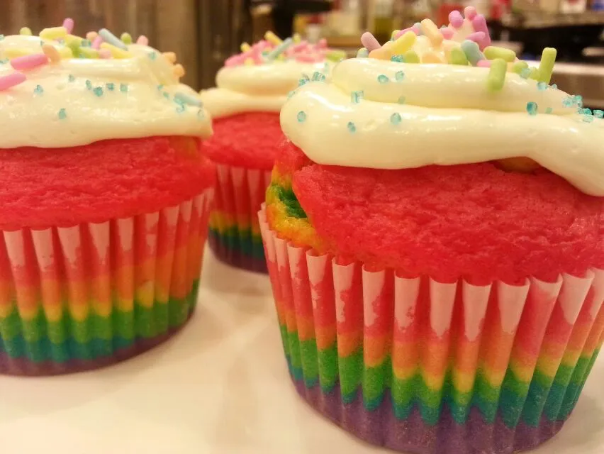 Rainbow cupcakes with cream cheese frosting|Chef On Qさん