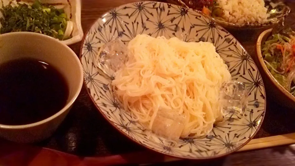 賄い飯♪ 冷やしソーメン、薬味小鉢(大葉、長葱、万葱、茗荷)|Gauche Suzukiさん