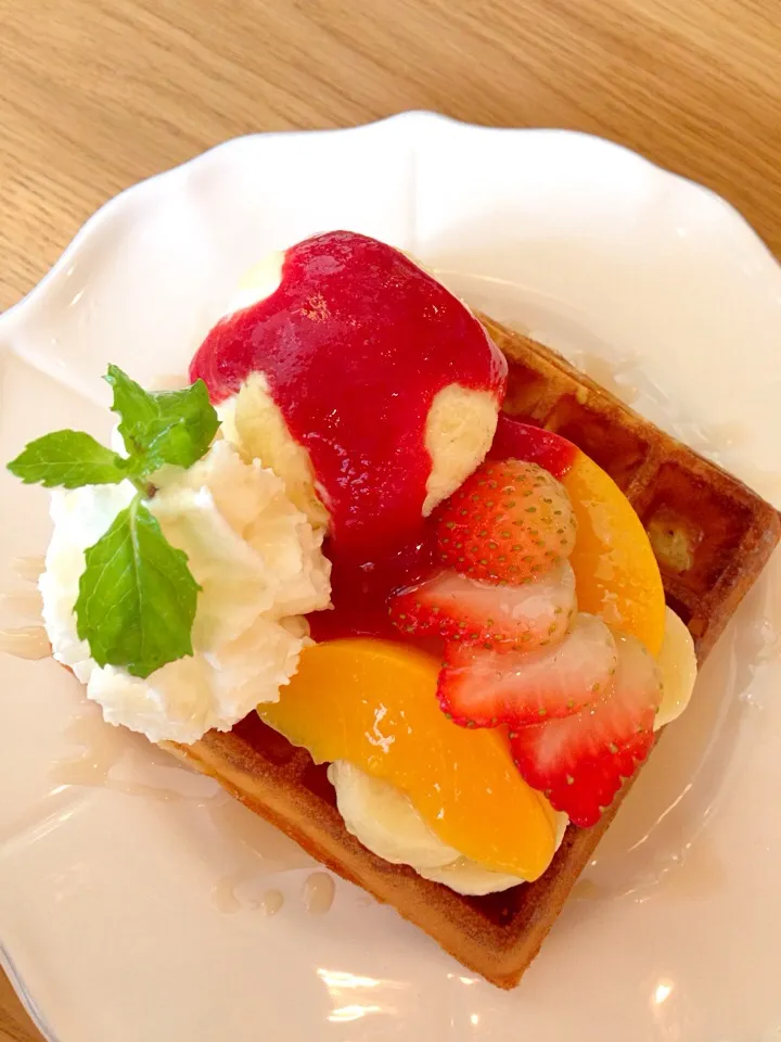 Strawberry Waffle : 1 for 3 persons|didi kullawadeeさん