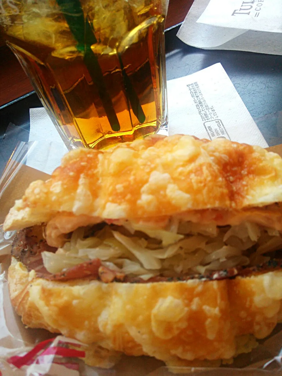 Snapdishの料理写真:5月16日 cheese  bread パストラミ&ザワークラウド &水だしICE Tea ☆|☆Yumi☆さん