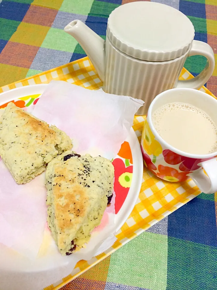 Snapdishの料理写真:紅茶とレーズンのスコーン、ロイヤルミルクティー|aikoさん