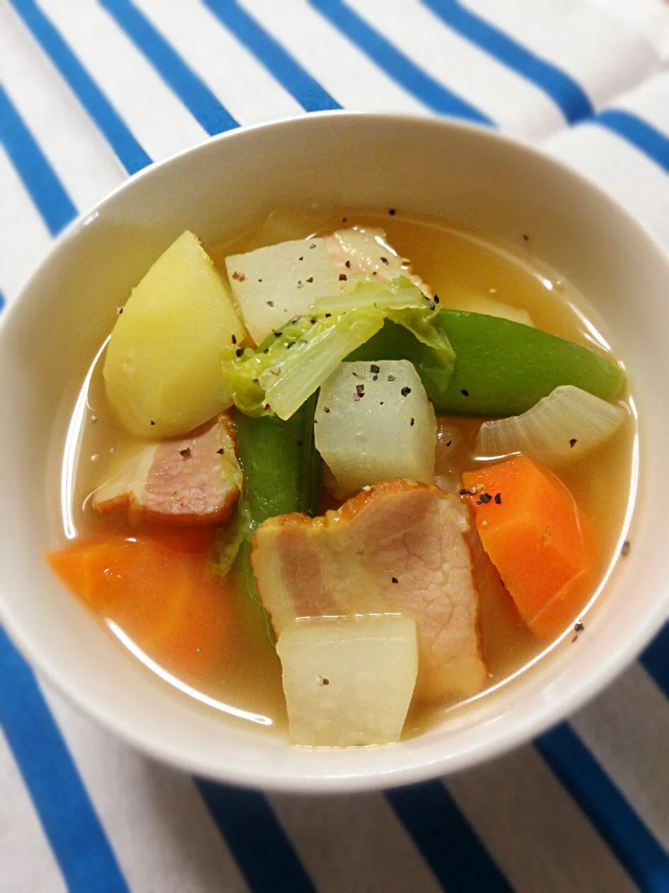 Snapdishの料理写真:vegetable  soup  ビーフコンソメ  カレー風味
～☆|☆Yumi☆さん