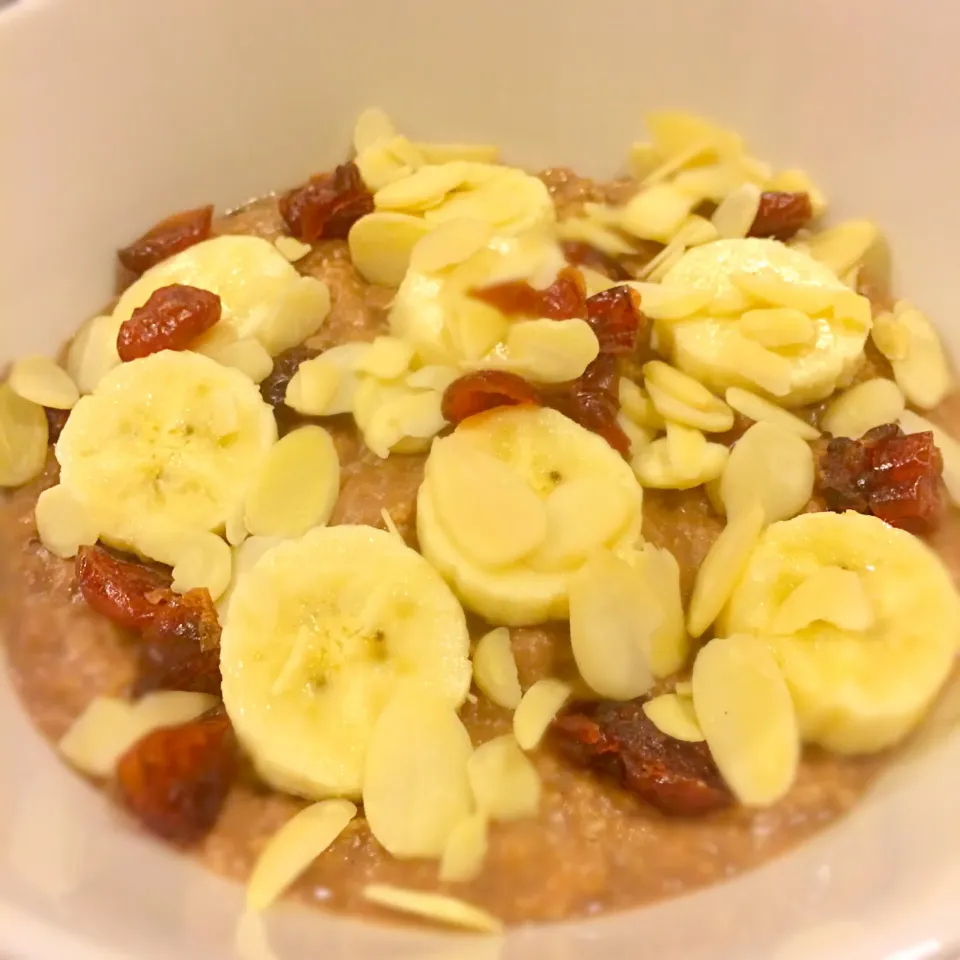 Cocoa oatmeal with banana, dried cranberries and sliced almond :)|benceさん