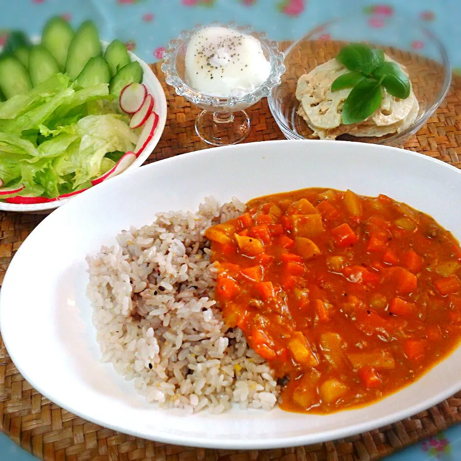 ルーから手作り根菜たっぷりカレーとポーチドエッグ、れんこんツナマヨ、サラダ☆|エコイズムさん