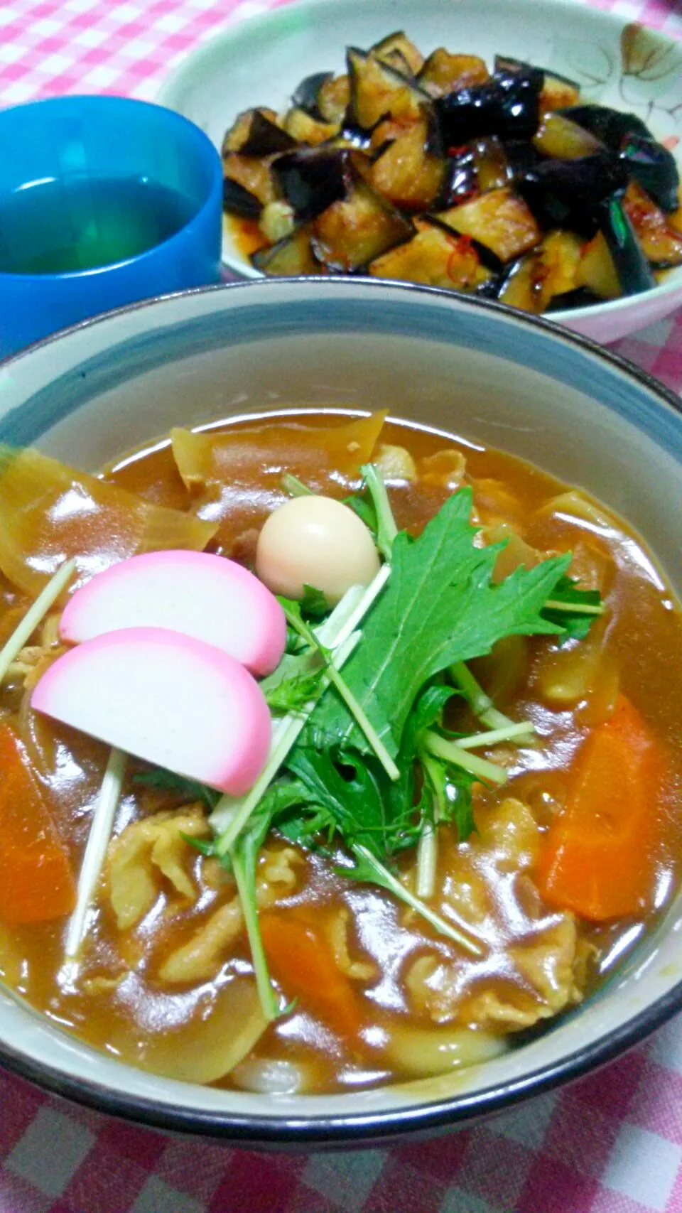 カレーうどん(豚ばら薄切り肉･新玉葱･人参･ちくわ･蒲鉾･うずら卵･水菜)、茄子揚げ浸し(唐辛子)|まあるさん