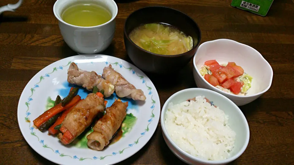 Snapdishの料理写真:肉の野菜巻き&しそチー巻き&キュウリとツナのサラダ&キャベツの味噌汁|えっちゃんさん