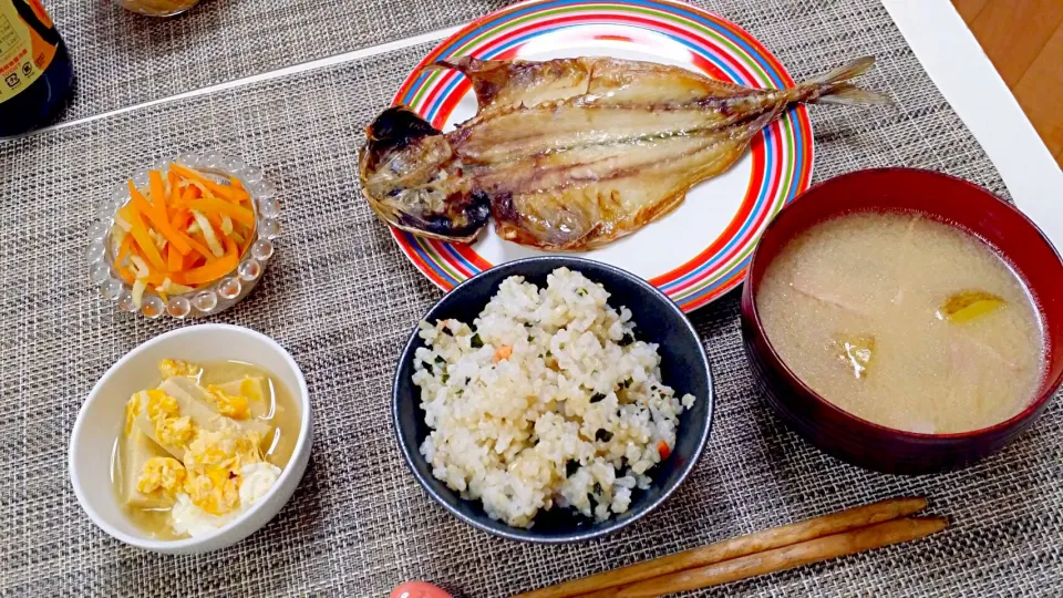 今日の夕食 あじの開き、高野豆腐の卵とじ、切り干し大根の煮物、わかめごはん、じゃがいもとベーコンの味噌汁|pinknari🐰🌈さん