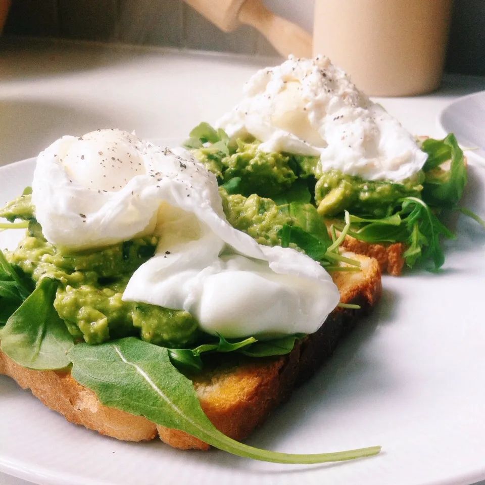 Poached eggs & Avo mash|Safiraさん