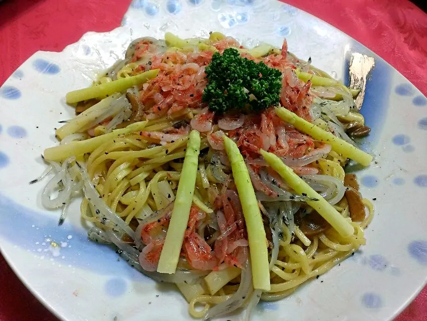 Snapdishの料理写真:白魚と生桜えび、ホワイトアスパラのスパゲッティ|ふぃるまめんとさん