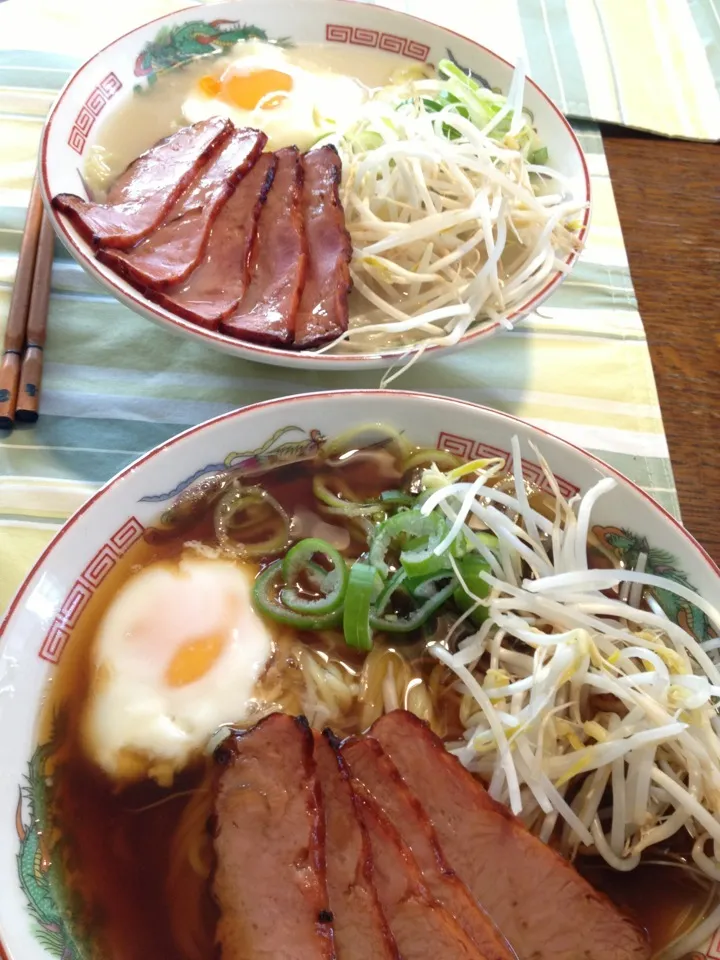 Snapdishの料理写真:王将のラーメンパック。焼き豚はフライパンで豚肉を焼いて。|kenji kojimaさん