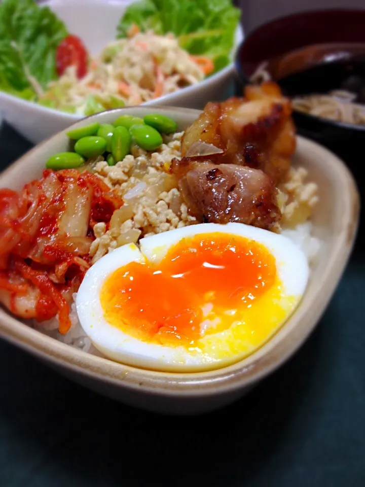 そぼろと唐揚げの鶏丼|もじゅさん