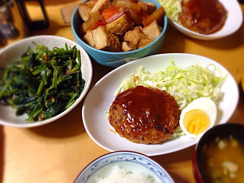 今日の晩ご飯は、ハンバーグゆで卵付き、絹あげの煮物、ほうれん草の生姜炒め、わかめとえのきの味噌汁。|ゆえさん