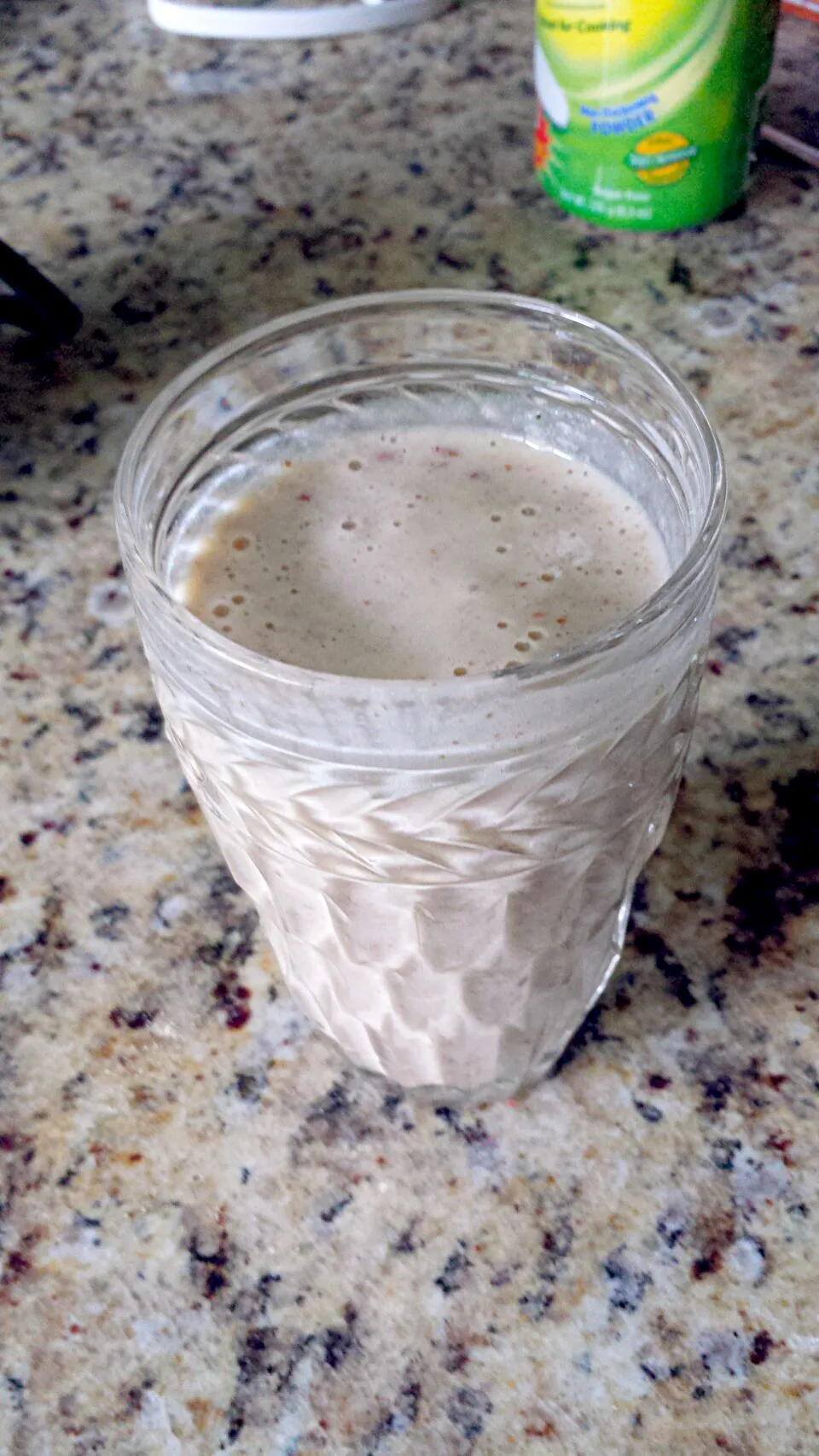 Almond Milk Banana Smoothie with Whey and Pecans|Skyさん