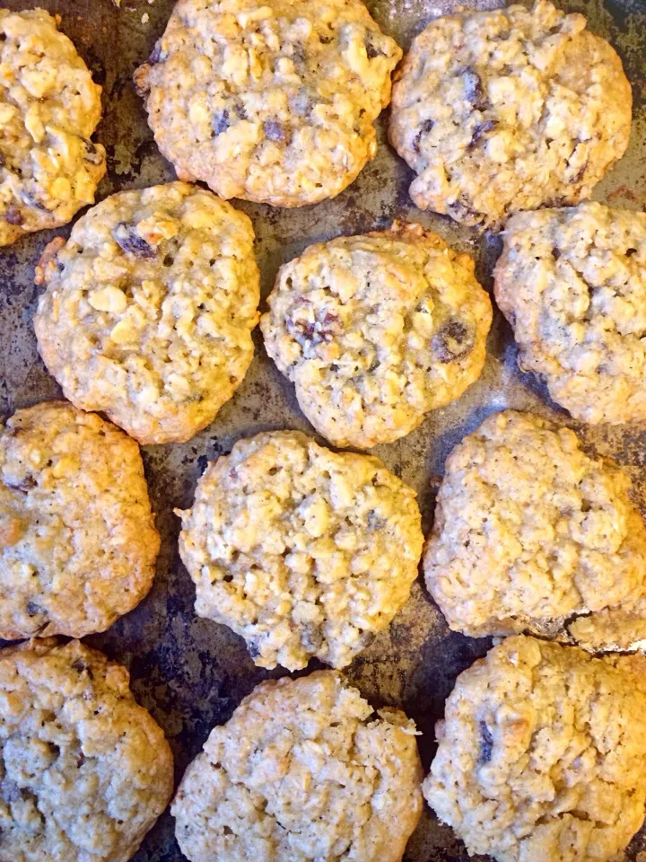 Snapdishの料理写真:Oatmeal raisin cookies|gabby tesarさん