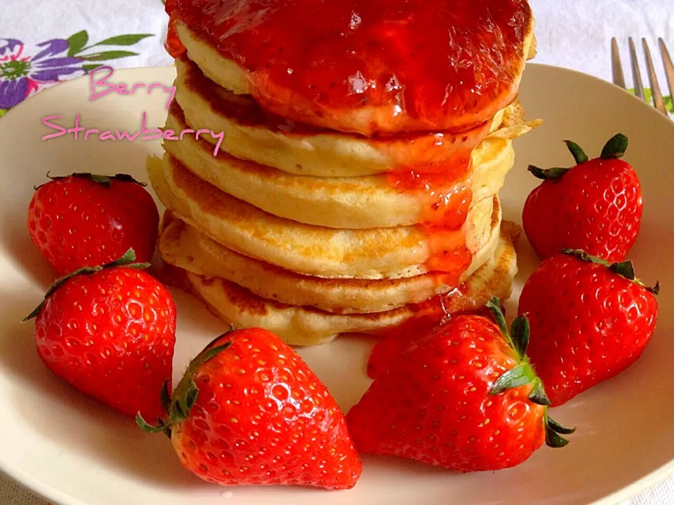 Snapdishの料理写真:Berry Strawberry Pancake|C_Lynneさん