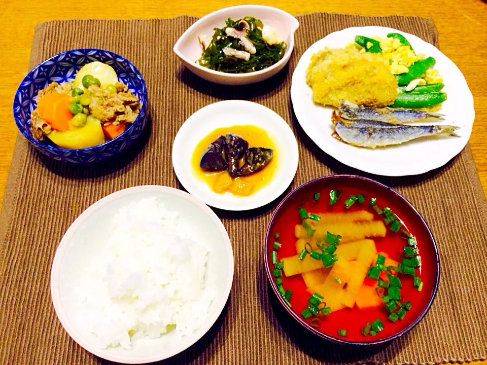 夕ご飯∥肉じゃが/ワカメサラダ/イワシと黒はんぺんフライ/カツオのへそ味噌煮/卵炒め/大根スープ/ご飯|うめうかさん