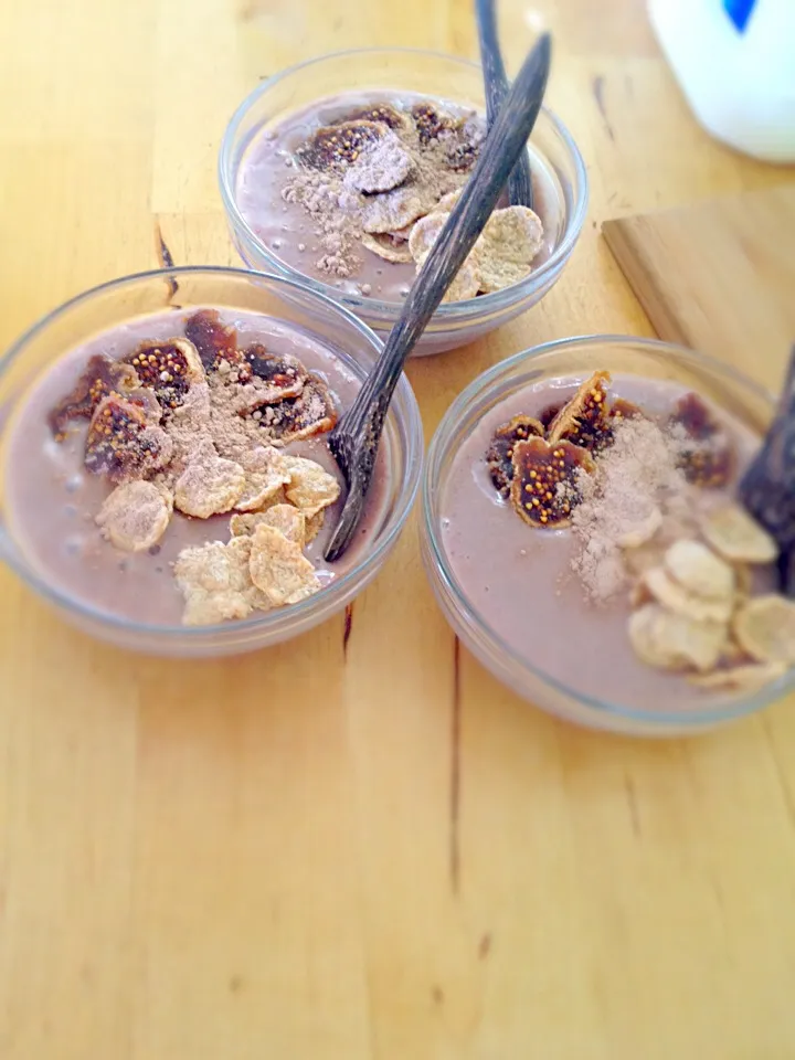 Acai Bowl with Organic Fig, Ancient Grain Flakes and Cacao Powder のりねぇ風|noriko takiyama のりねぇですさん