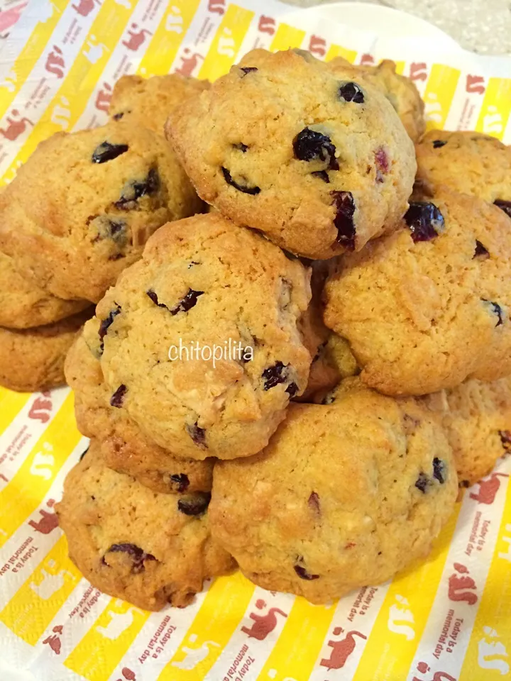 Snapdishの料理写真:White chocolate chip and cranberry cookies|chitopilitaさん