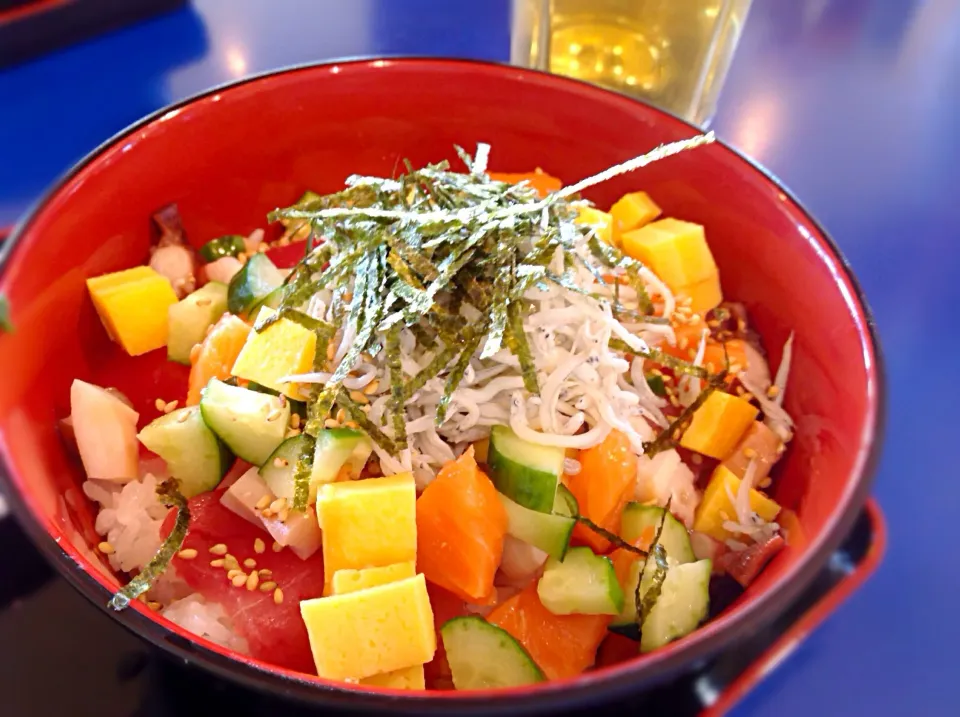 あられ丼 しらすトッピング😋|アライさんさん