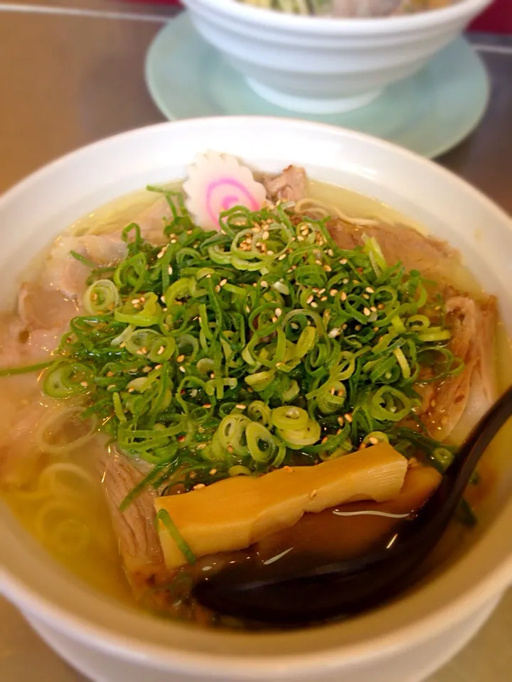 新立麺館の鶏塩ラーメン|じゅんこっこさん