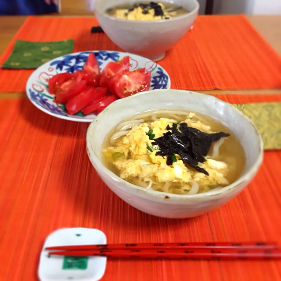 Flip egg Udon noodles and Momotaro tomate for breakfast.朝の卵とじうどんと桃太郎🍅|kctreeさん