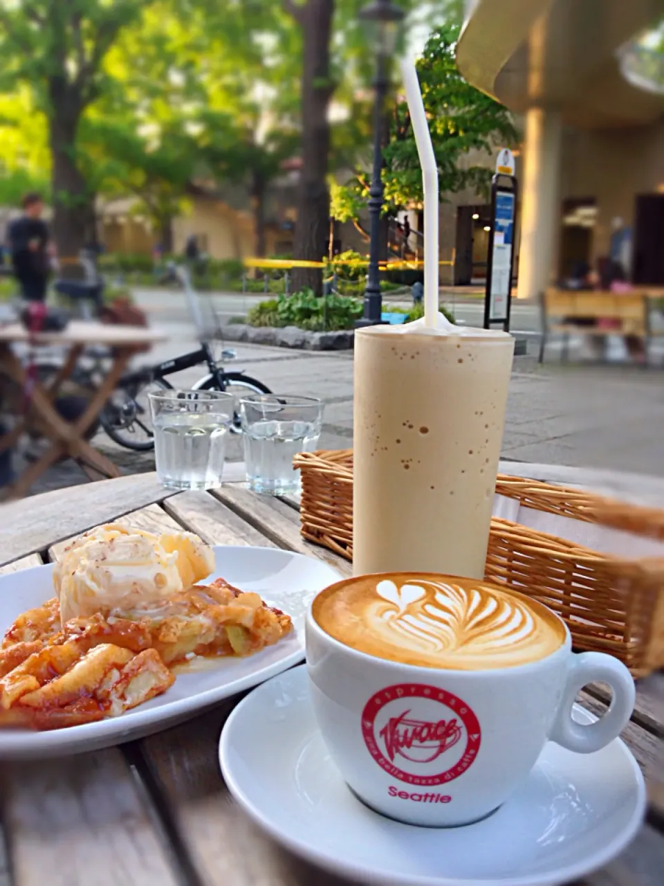 ホットアップルパイのバニラアイス添え、シアトル珈琲豆のカフェラテ、フローズンエスプレッソ|つぼたけちゃん🍷さん