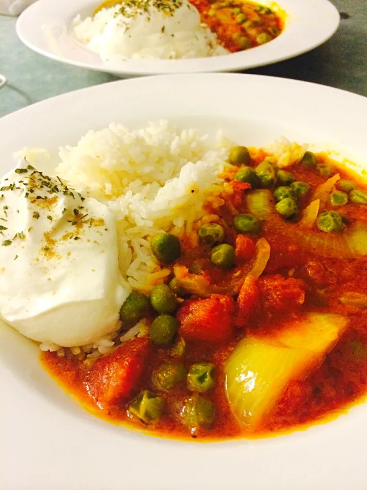 Snapdishの料理写真:Tomato and Pea Curry with Basmati Rice with Cumin Yoghurt.|Rachelle Elise Etienne Breidenbachさん