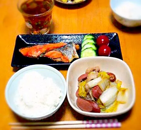 0517　夕飯＊鮭の塩焼き、きゅうりの浅漬け、ミニトマト、白菜豚肉ウインナーの中華炒め♪|ｅｒｉさん