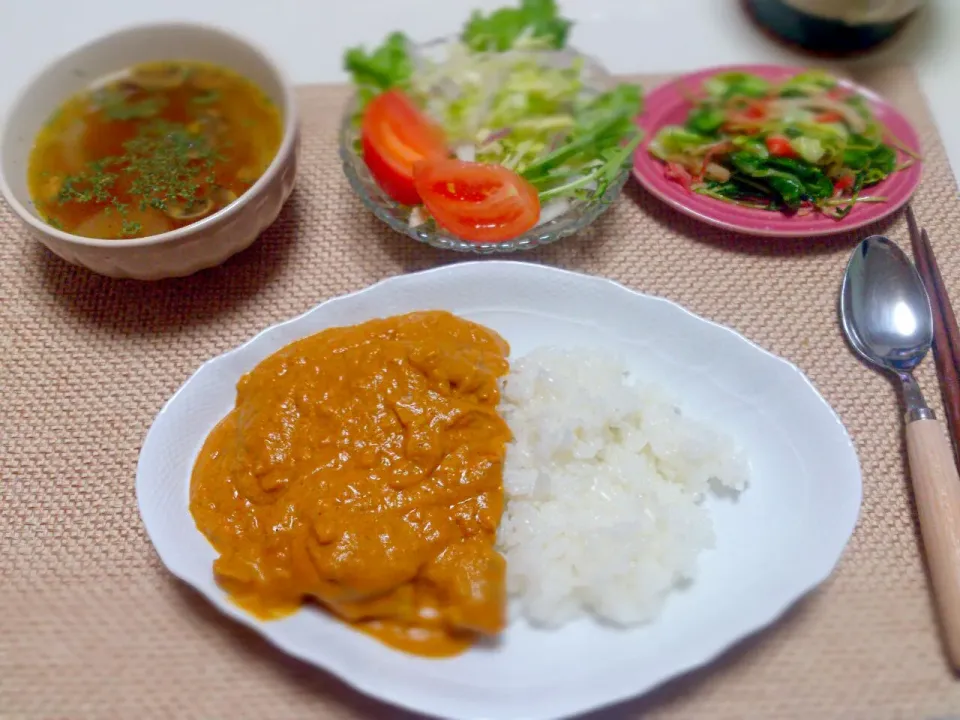 コクうまチキンカレー サラダ 春キャベツ豆苗カニカマ炒め マッシュルームのブイヨンスープ|にゃろめさん