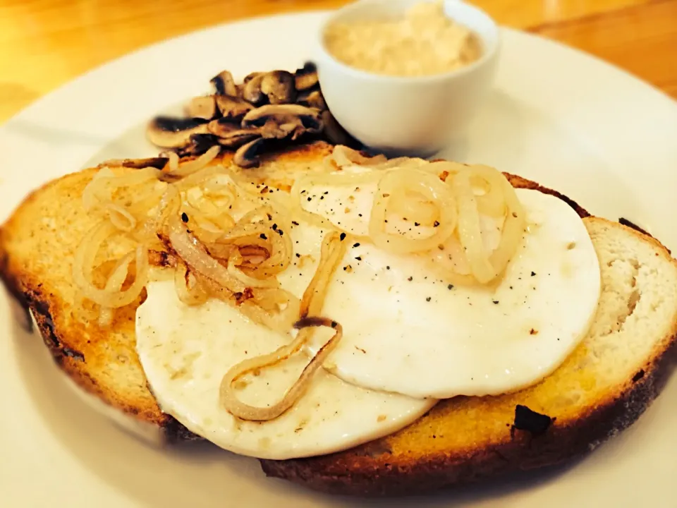 2 eggs, mushroom, onion and hummus|Sergio Lacuevaさん