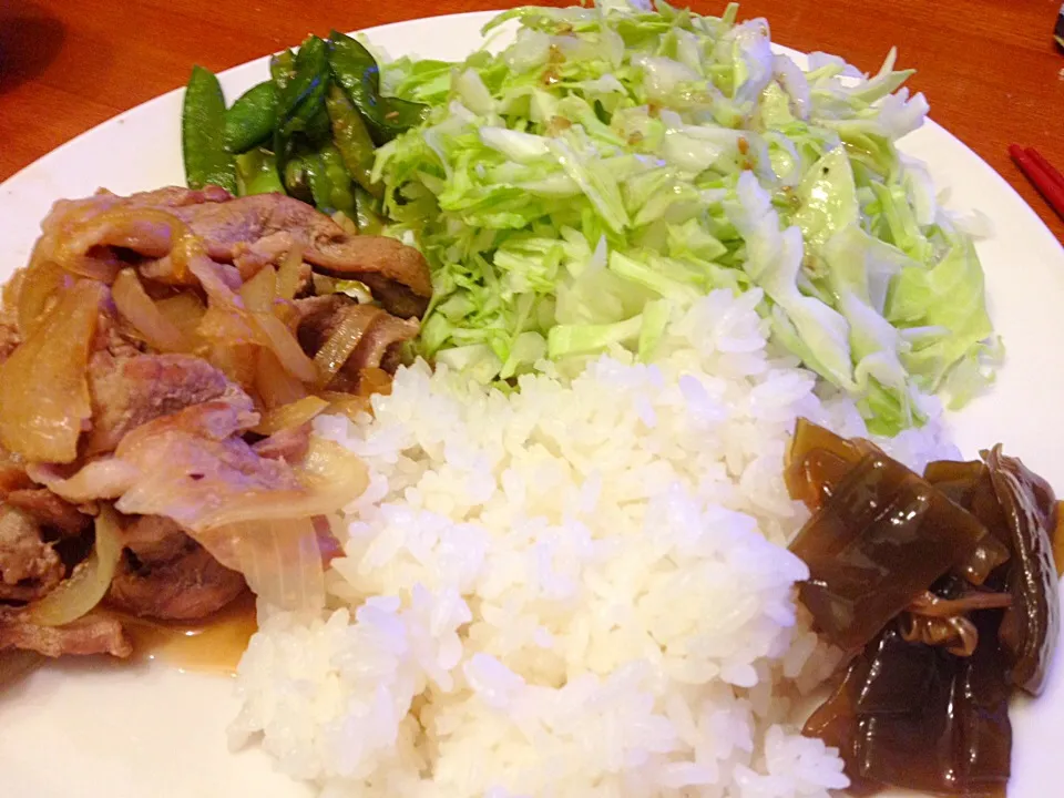 豚の生姜焼きとサヤエンドウのゴマ和えで、和だけどガッツリご飯🍴|えりさん