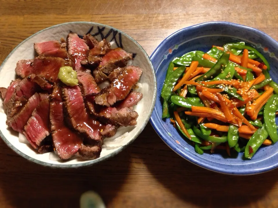 ステーキ丼、絹さや・にんじん・ピーマンのキンピラ|monsieurさん