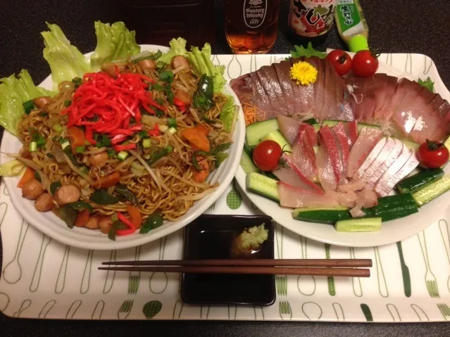 大盛り焼きそば、ハマチと鰤のお刺身、塩もみキュウリ、ミニトマト🍅！✩⃛꒰⁎⁍̴◡⁍̴⁎ ॢ꒱✨|サソリさん