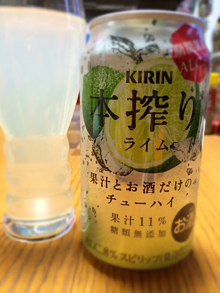 本搾りライム。期間限定は惜しいかな。原材料がウオッカとライムだけなんだぁ。果汁11%って原価が高そう|土屋幸治さん