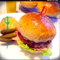 Snapdishの料理写真:全粒粉入りバンズで大きいハンバーガー♫