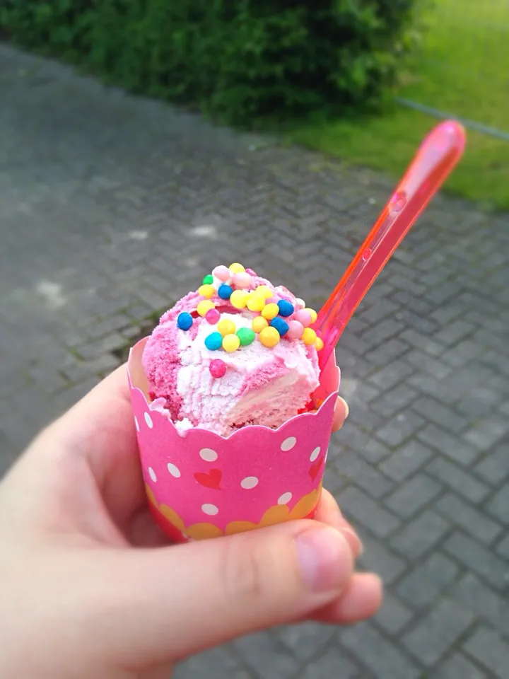 Amarena ice-cream with sprinkles (^_^)|Fujiko Toyohashiさん