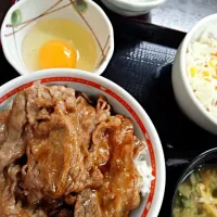 Snapdishの料理写真:焼き牛丼 サラダセット|Ma.A.さん