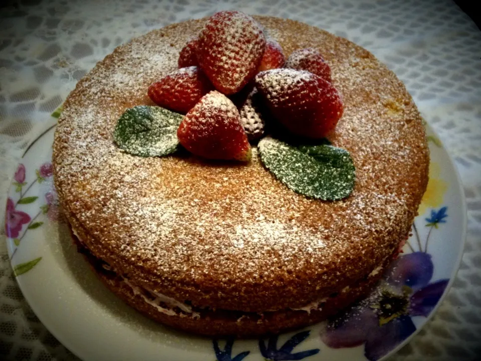 Victoria Cake with Home made Summer fruit jam.|Eveさん