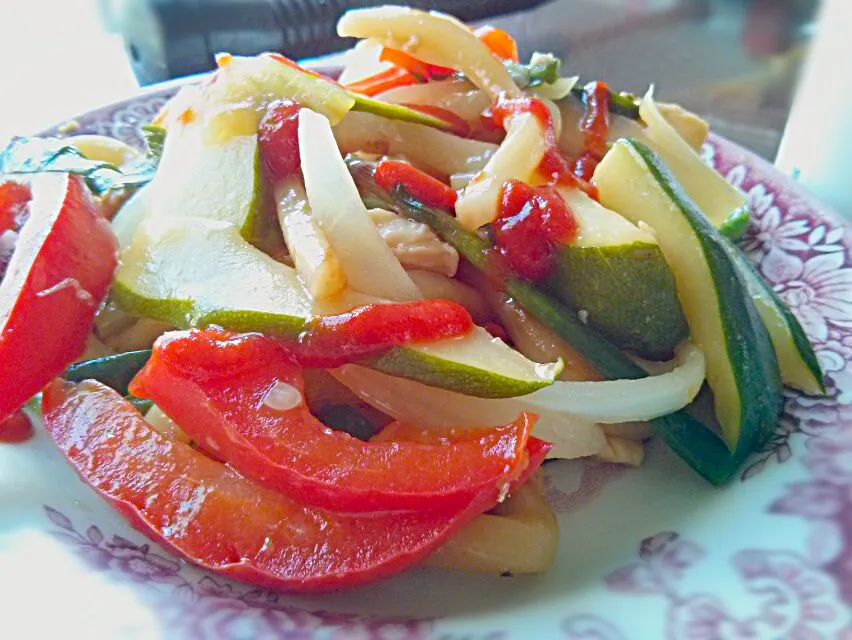 Snapdishの料理写真:Chicken and veggie stir fried udon noodles|Julie Tranさん