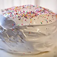 White Frosting, Vanilla Cake w/ Rainbow Sprinkles.🎂🎂🎂|T@y!•®<3さん