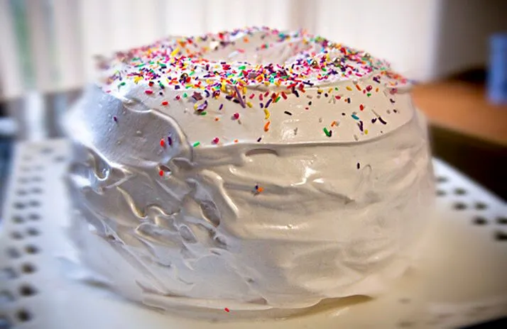 Snapdishの料理写真:White Frosting, Vanilla Cake w/ Rainbow Sprinkles.🎂🎂🎂|T@y!•®<3さん