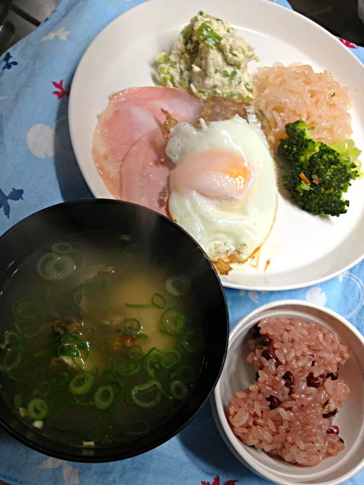 朝ごはん。ホタテの肝の味噌汁。ハムハンバーグエッグ(^ ^)|ハルさん