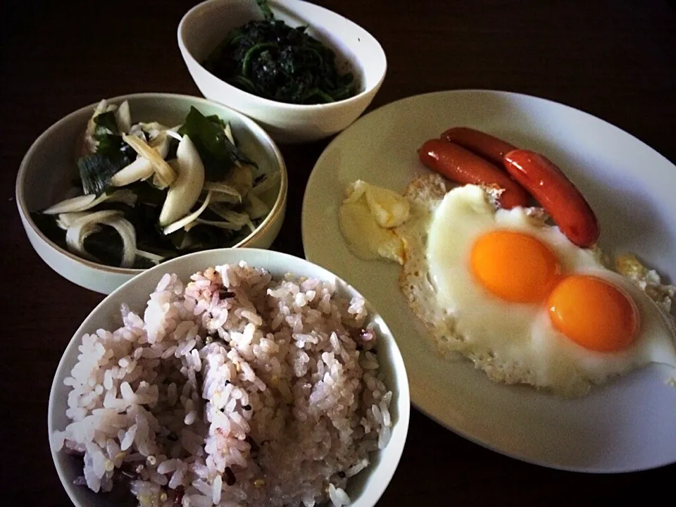 ほうれん草のゴマあえ・ワカメと新玉ねぎの酢の物・目玉焼き・ソーセージ・雑穀ごはん|Chikakoさん